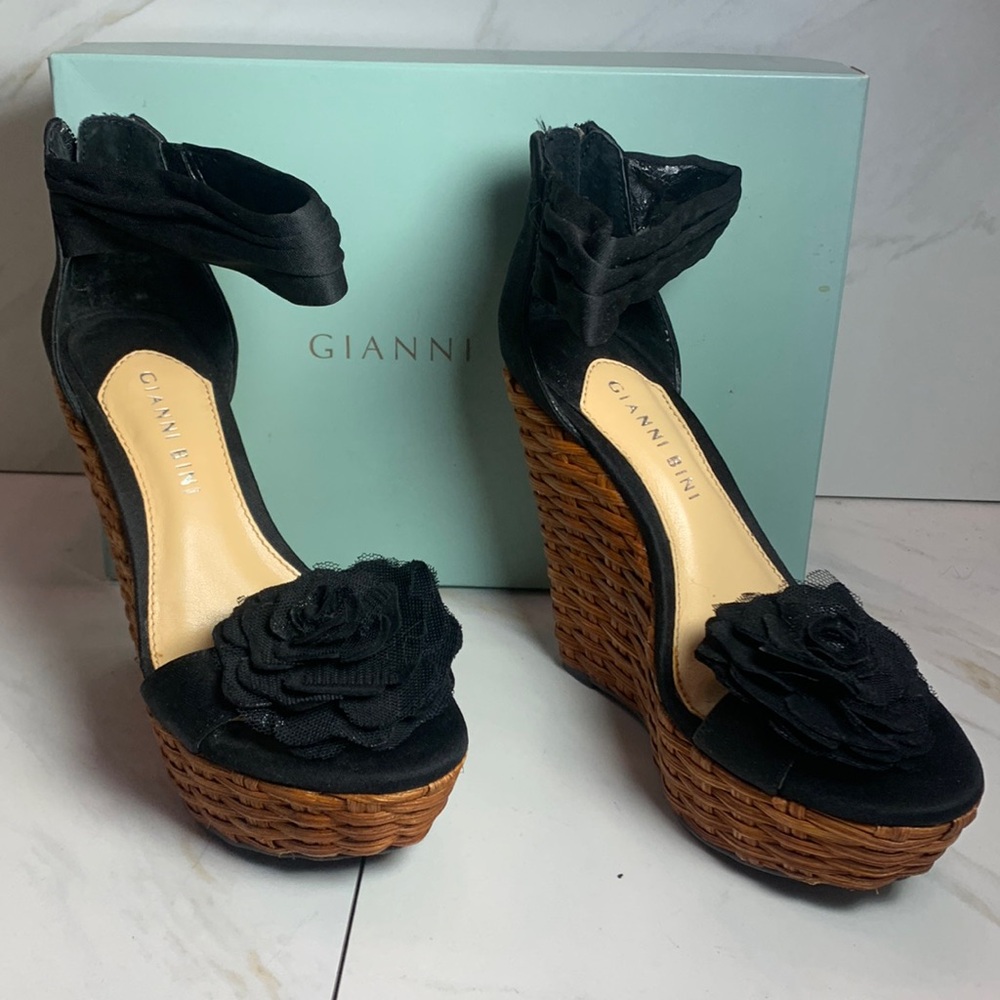 Gianni Bini Black Satin Floral Woven Platform Wedge Heels Size 6.5 New with Box